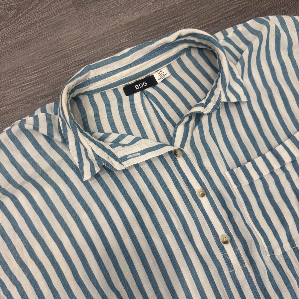 3X$25‼️ BDG blue striped button-down shirt Size Large - Picture 4 of 4